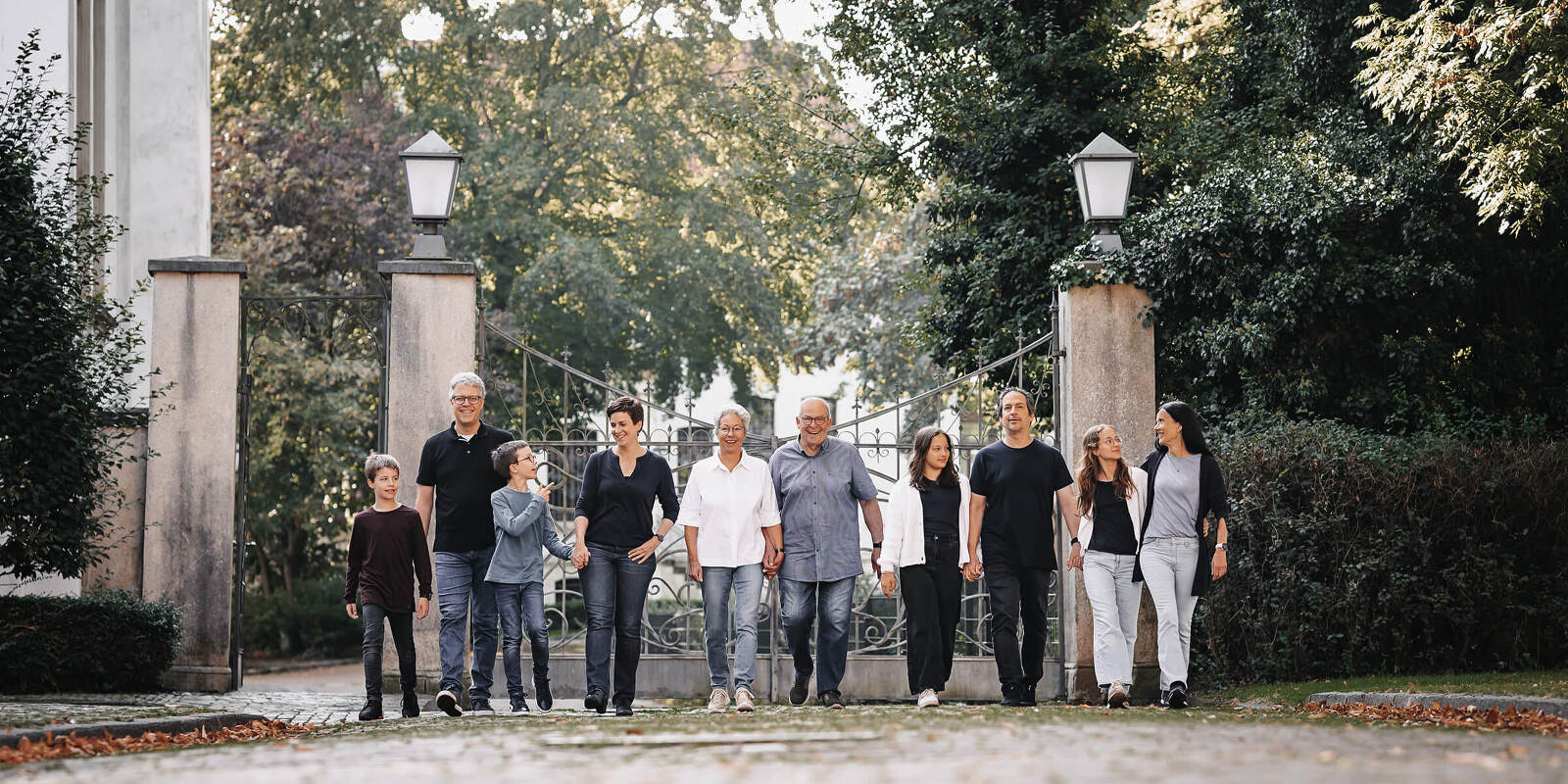 Lichtbildwerkstatt Aurich Familienfotografie in der Natur professionelles Fotoshooting grosse Familien